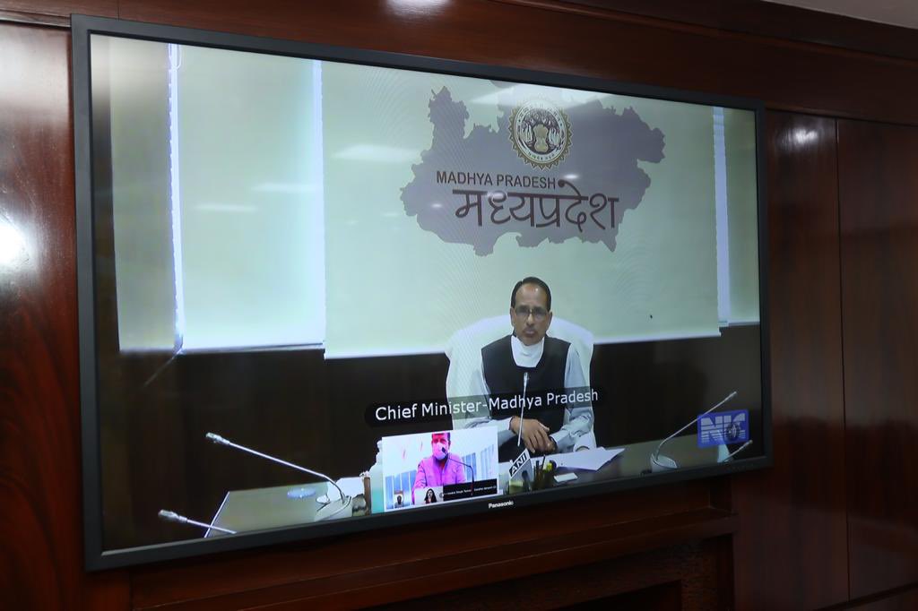 JM_Scindia's tweet photo. आज मध्य प्रदेश के मुख्यमंत्री श्री @ChouhanShivraj जी के साथ केंद्रीय मंत्री श्री @nstomar जी की उपस्थिति में मप्र से गुजरात एवं महाराष्ट्र के लिए 08 नई उड़ानों का वर्चुअल शुभारंभ किया। 

इस दौरान जबलपुर सांसद श्री @MPRakeshSingh जी, सांसद @drkiritpsolanki जी 1/5 https://t.co/dkbB4wEVFO