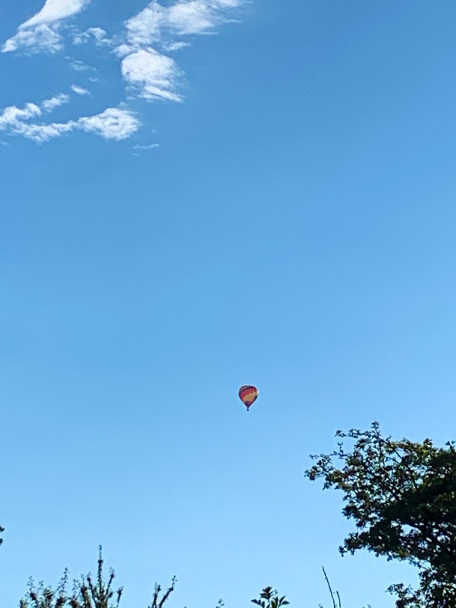 strong_jemma's tweet photo. The sun is shining for our last day @amosshe_uk conference. Step outside after our @JSGroupHE showcase session to see a hot air balloon in the sky. Reminder to set our sights high for an #ambious future. #amosshe2021 https://t.co/u9m0IDK8ZZ