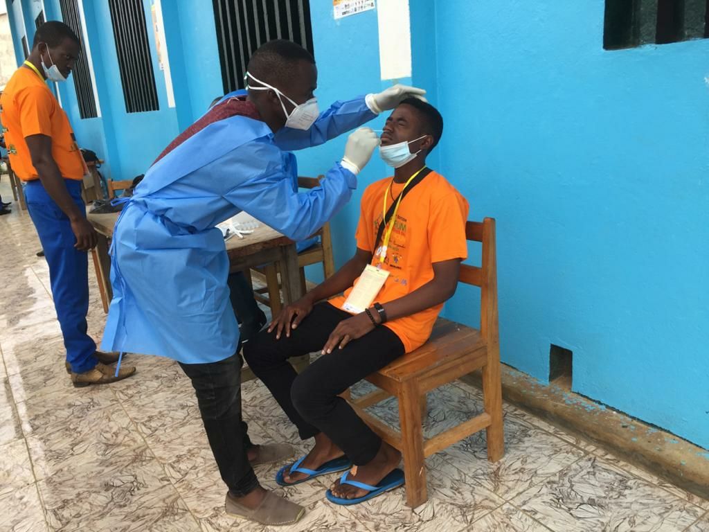zenunetwork's tweet photo. Parceque la Sante des participants est notre priorité, nous avons mis l'accent sur le respect des mesures barrières; ainsi chaque participant fait un test PCR avant d' accéder au site du Forum de Jeunes du Cameroun.

#OMS #Covid_19
#ZenuNetwork #FJC2021 https://t.co/ZgvneMBWjW