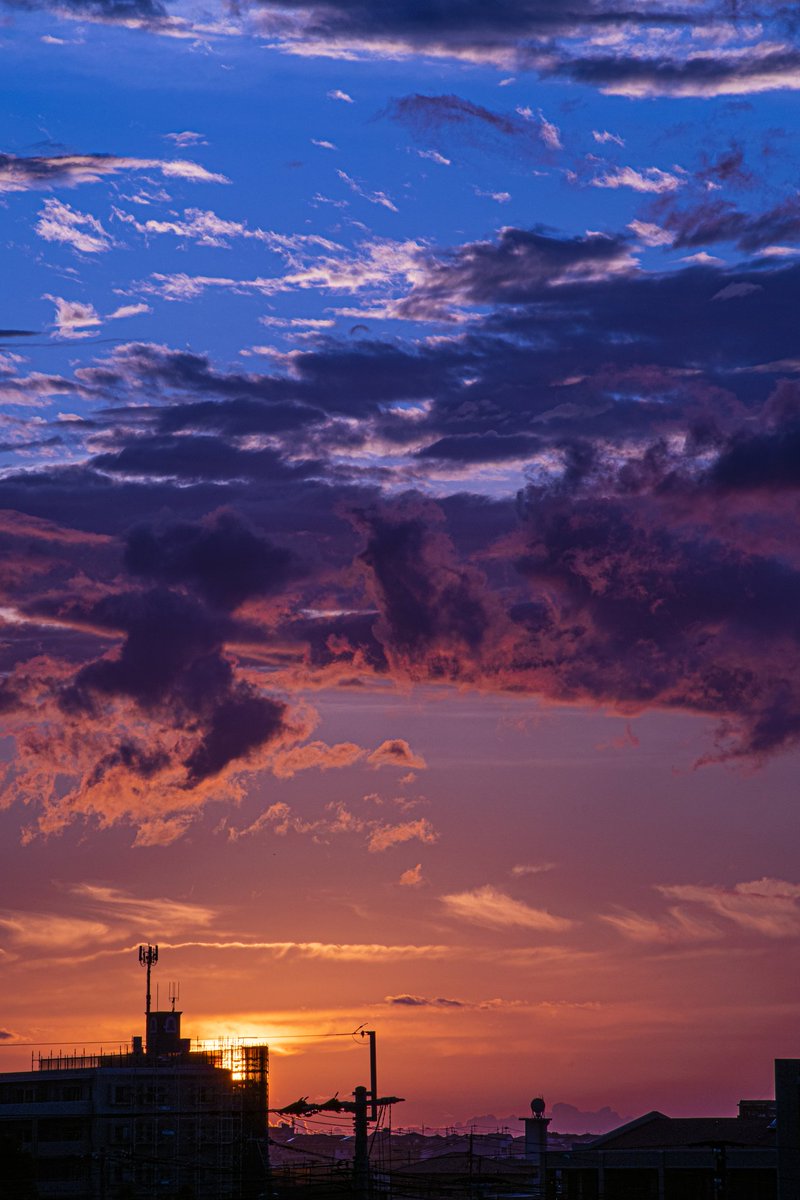 たきびとうさぎ V Twitter 青と赤2色の空が綺麗 今週もお疲れさまでした 夕陽 夕日 夕焼け 夕焼けが好き 夕焼け雲 夕陽が好き 夕陽が綺麗 夕日が綺麗 空 グラデーション 一眼レフ初心者 一眼レフカメラ ファインダー越しの私の世界 カメラ 癒しの風景