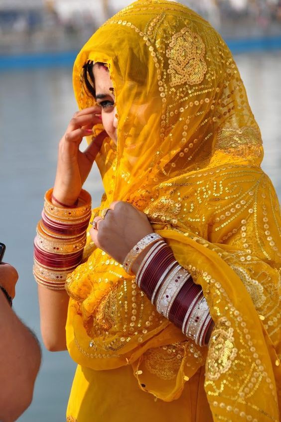 Anjusmriti's tweet photo. बड़ा अजीब सा रिवाज़ है 
हमारे समाज का
नज़रे यहां आदमी की ख़राब होती है
और घूंघट औरतों से निकलवाते है
क्या ये सही है ❓
#respect_woman🙏 https://t.co/W0JcX9ejll