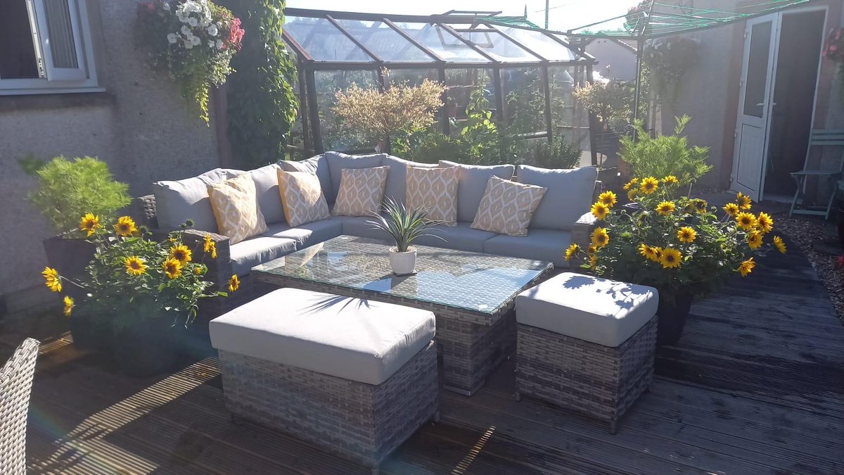 How lovely does this Sloan rattan height-adjustable dining set look in one of our customer's gardens? We love the addition of the patterned cushions! Bring on the sunshine! 😎
#getyourgardenready #rattanfurniture  #outdoorfurniture #summergarden #summer2021 #gorgeousgardens