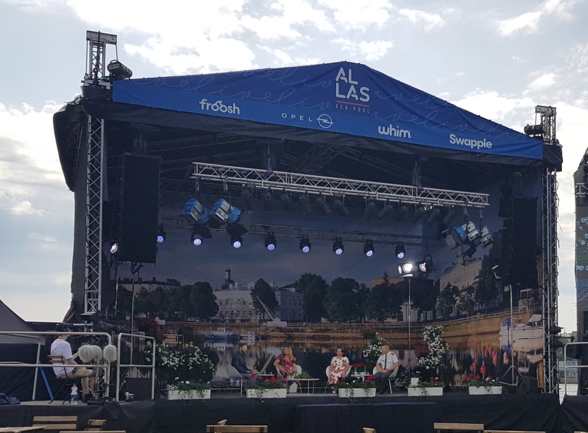 HSaaks's tweet photo. #Fujitsu isännöi #SuomiAreena -keskustelua digitalisaation roolista paremman maailman rakentamisessa. Mukana Nina Nissilä Kelasta, Saara Vauramo Lahden kaupungista  ja Jarkko Karsikas Puolustusvoimista, juontajana Fujitsun Simo Leisti. https://t.co/ZlOcDytxa7