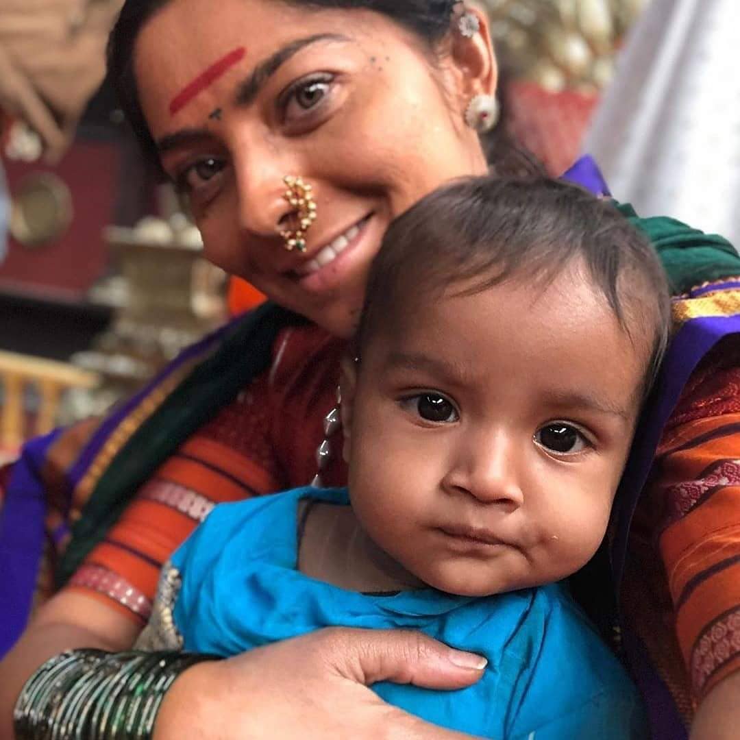 MediaBuzz_PR's tweet photo. #FlashbackFriday आईच्या शौर्याची कथा ‘हिरकणी’
प्रत्येक आई असतेस हिरकणी" #hirkani

@meSonalee
@mapuskar_rajesh
@prasadoak17
#ameetkhedekar
@manjiriok
@rrmapuskar
.
.
#hirkani #hirkanithefilm🎥
#sonaleekulkarni #marathimovie #flashbackfriday #hirkanimovie #mediabuzzpr https://t.co/mV2wJJgEeR