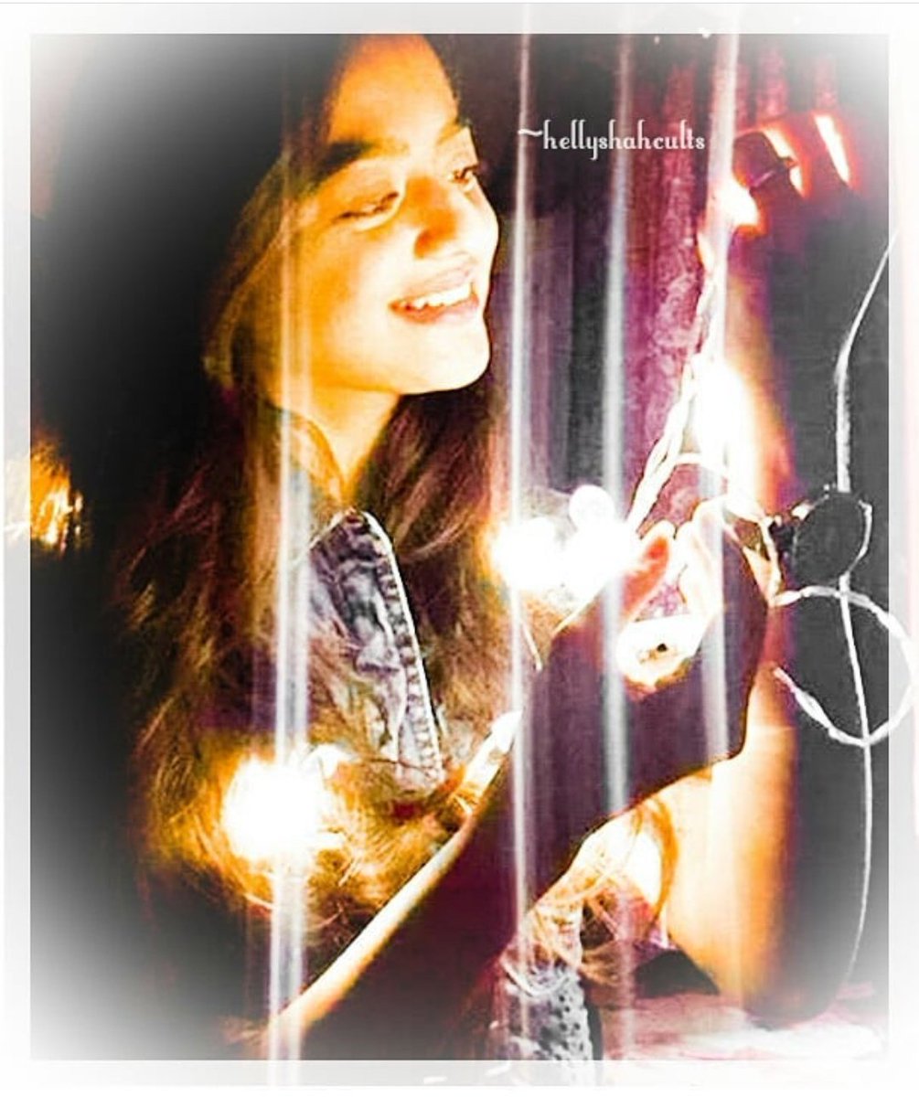 hellyshahcults's tweet photo. She looked around her..
And the darkness is no more, it is evaded. It is superseded by the light.
And then she realised, she is the light of her own life,
She is the sparkling glitter of her own light.
#HellyShah | #ThrowbackEdit https://t.co/5GgPjsoqMq