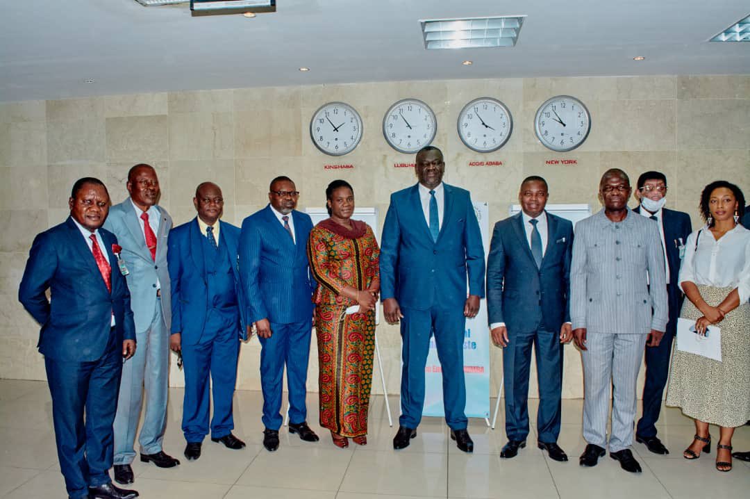 Scptrdc's tweet photo. 20 ans après, la RDC sort des ténèbres postales :le Ministre Kibassa a mis en circulation un timbre ( en l'honneur du héros national P.E. Lumumba) et lancé le Code Postal,qui permet de localiser avec exactitude les lieux pour les envois de colis.
#MoveToChange 
#PelisaMuindaNaRDC https://t.co/Wcl77ACJKp