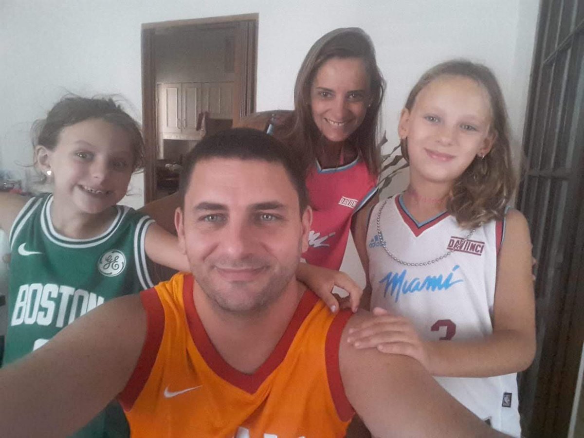 ___arantxa____'s tweet image. Que son unos locos delirantes y que somos todos distintos, pero son mis hermanos y solo los critico yo. Con la fraternidad no se metan y con mis sobrinas menos… feliz cumple brooo. Te quieroo muxho @arrobavasco #44 felices Para vos 😍