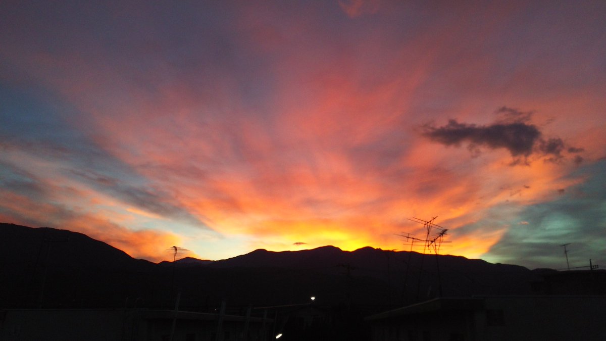 Mat2_vr5k3's tweet image. 夕焼けエグいくらい綺麗だねぇ
