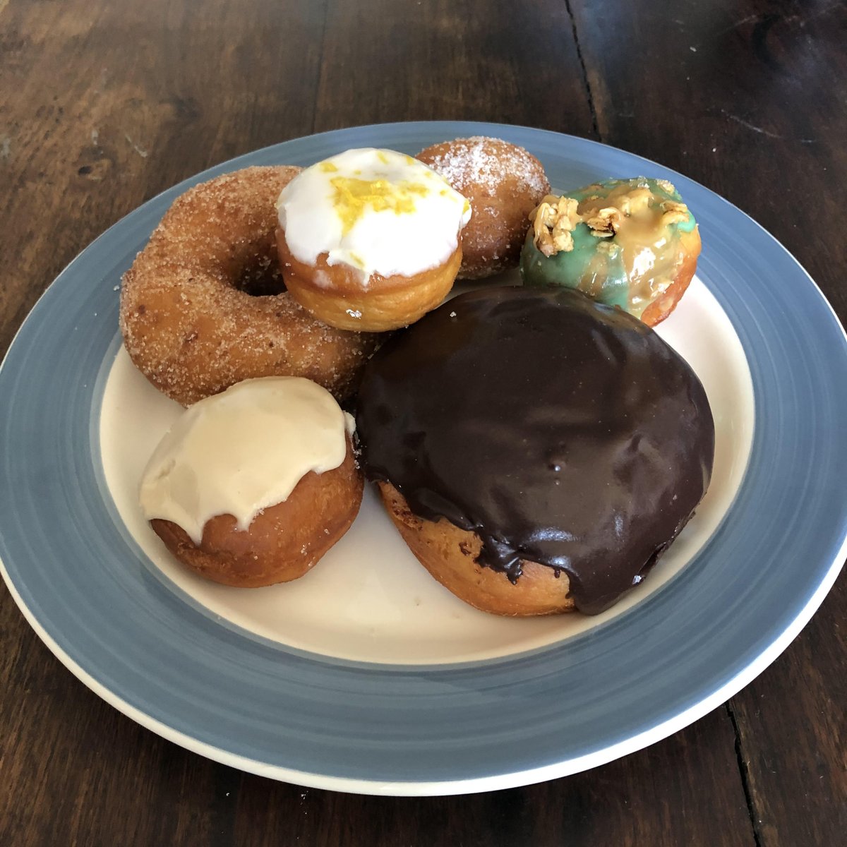 You know you're in the right job when you get to have the loveliest chat with Lena from @kilteddonut, and are then sent home with a STACK of free donuts!!! 😁😍

Thanks so much guys, was a treat meeting you!

New episode, out soon 🙌

#happyfriday #shoplocal