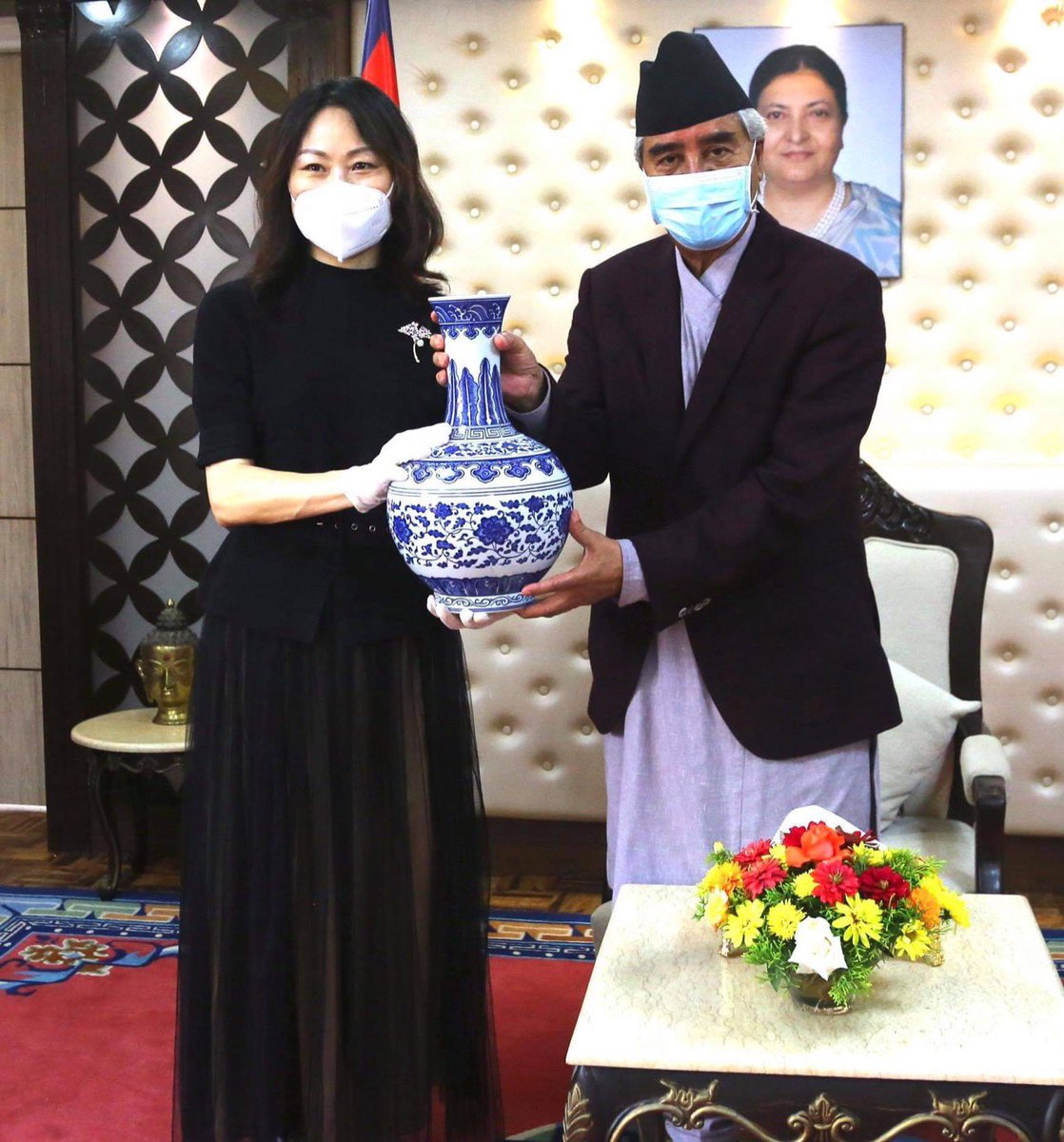 Chinese Ambassador @PRCAmbNepal meets newly elected PM @PM_Nepal today and announces to provide additional 1.6 million doses of #COVID19 vaccines to Nepal under grant assistance. Good news indeed !!!

#VaccineDiplomacy