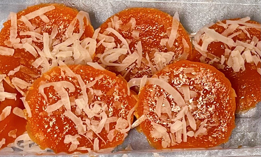 MisakiNobunaga's tweet photo. Thank you for stopping by the stream! This is the snack my dad handed to me after barging into my room at the end. Gotta love random food offerings! ๐คช
#kutsinta https://t.co/LnBjSYOJLk