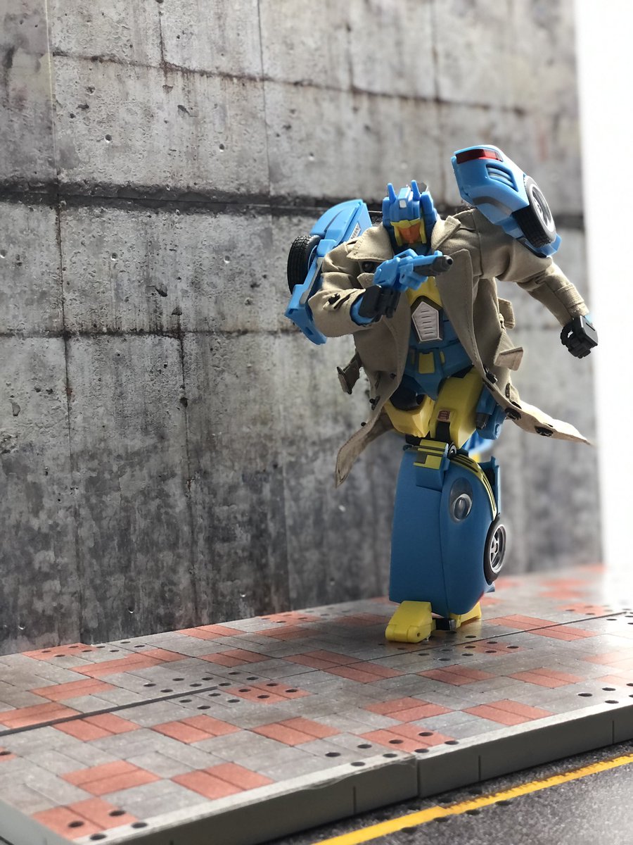 fans_hobby's tweet photo. Detective in action!
#fanshobby #thirdpartytransformers #nitewalker #nightbeat #juniorheadmasters https://t.co/f42S54l37A