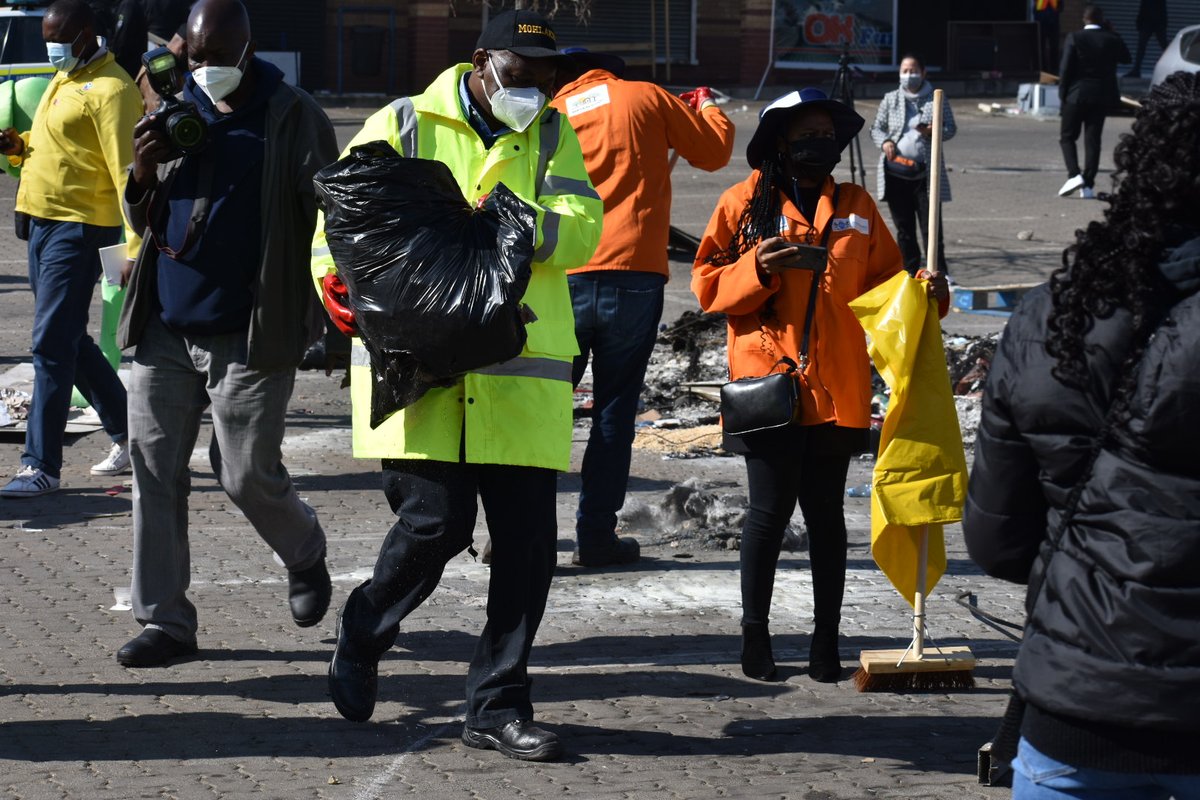 KingKAzania's tweet photo. Gauteng Premier David Makhura getting his hands dirty as clean-up operations continue at the Tembisa Plaza. GautengCleanup
#GautengShutdown
#SAUnrest
#SACleanup
#SABCNEWS
#Tembisa https://t.co/4zasCx74DS https://t.co/R5OWfYvOYd