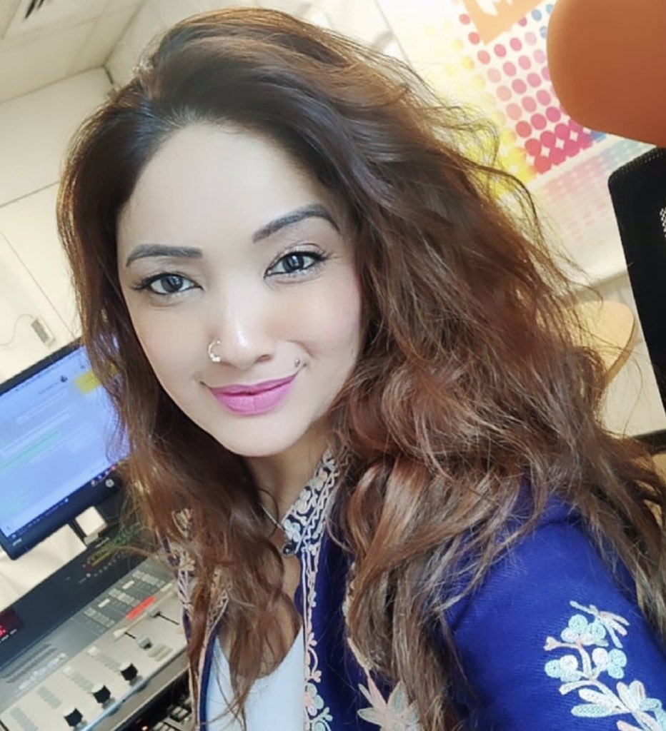 When things are too hard to handle, retreat and count your blessings instead. #JumaMubarak. 
#FlightToBollywood with the Captain <a href="/SimplyNilofer/">Simply Nilofer 💞</a>. 
•
•
•
•
•
•
•
•
#SimplyNilofer #NiloferKhan #Nilofer #Bollywood #EastFm