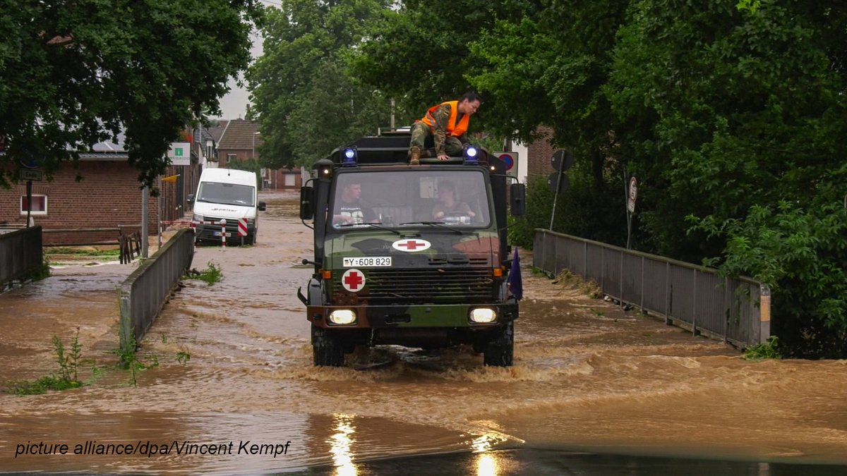 #UPDATE #Amtshilfe #Hochwasser 
Ministerin <a href="/akk/">A. Kramp-Karrenbauer</a> betonte, die #Katastrophenhilfe habe jetzt oberste Priorität. Aktuell sind wir mit 709 SoldatInnen in 20 Landkreisen in NRW und RLP im Einsatz. Gemeinsam mit zivilen Helfern, THW, Feuerwehr &amp; Co. bündeln wir alle verfügbaren Kräfte.