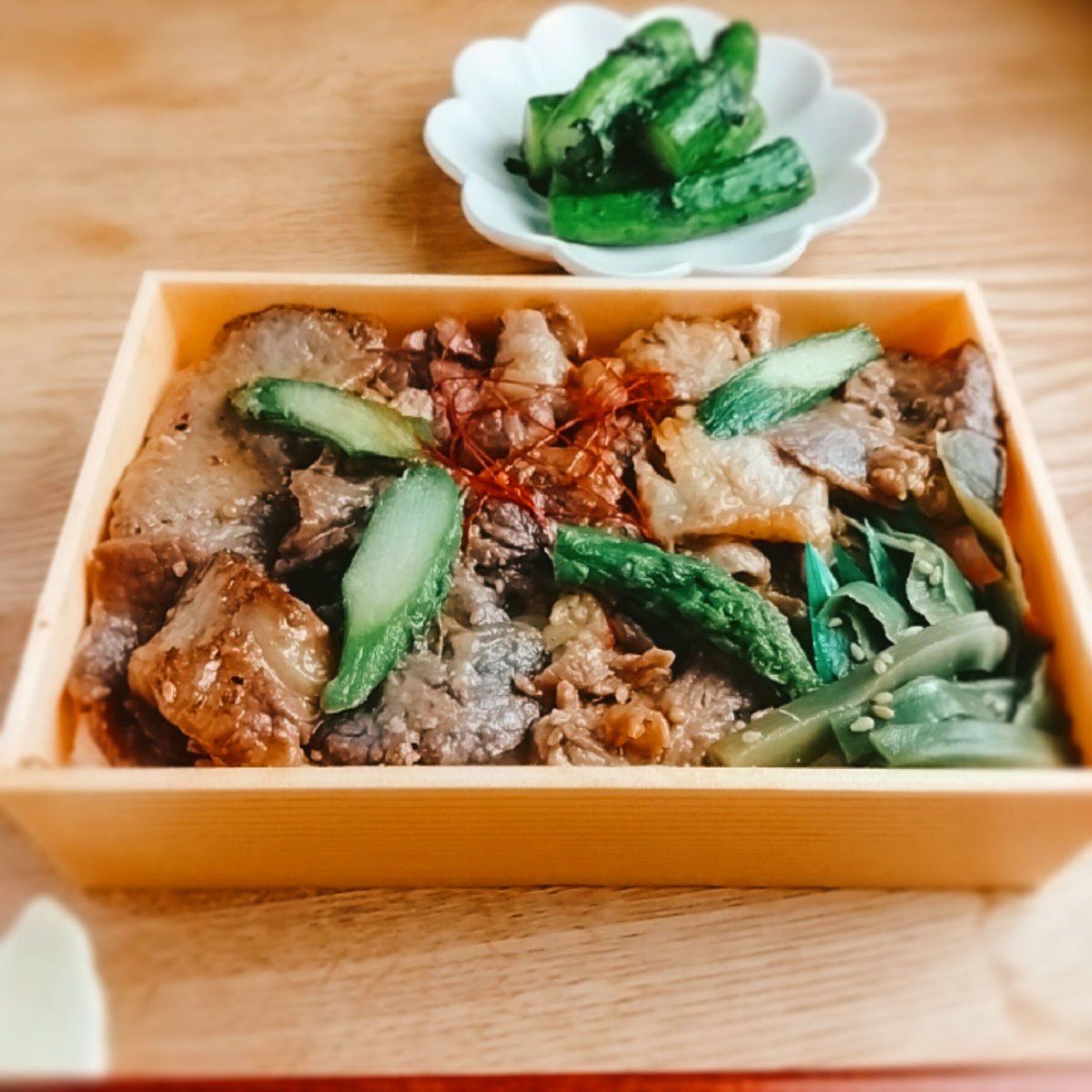 今日はうな重と焼肉弁当を買ってきてもらいました✨
のんびりといただきます😋
#おうちごはん #料理好きな人と繋がりたい