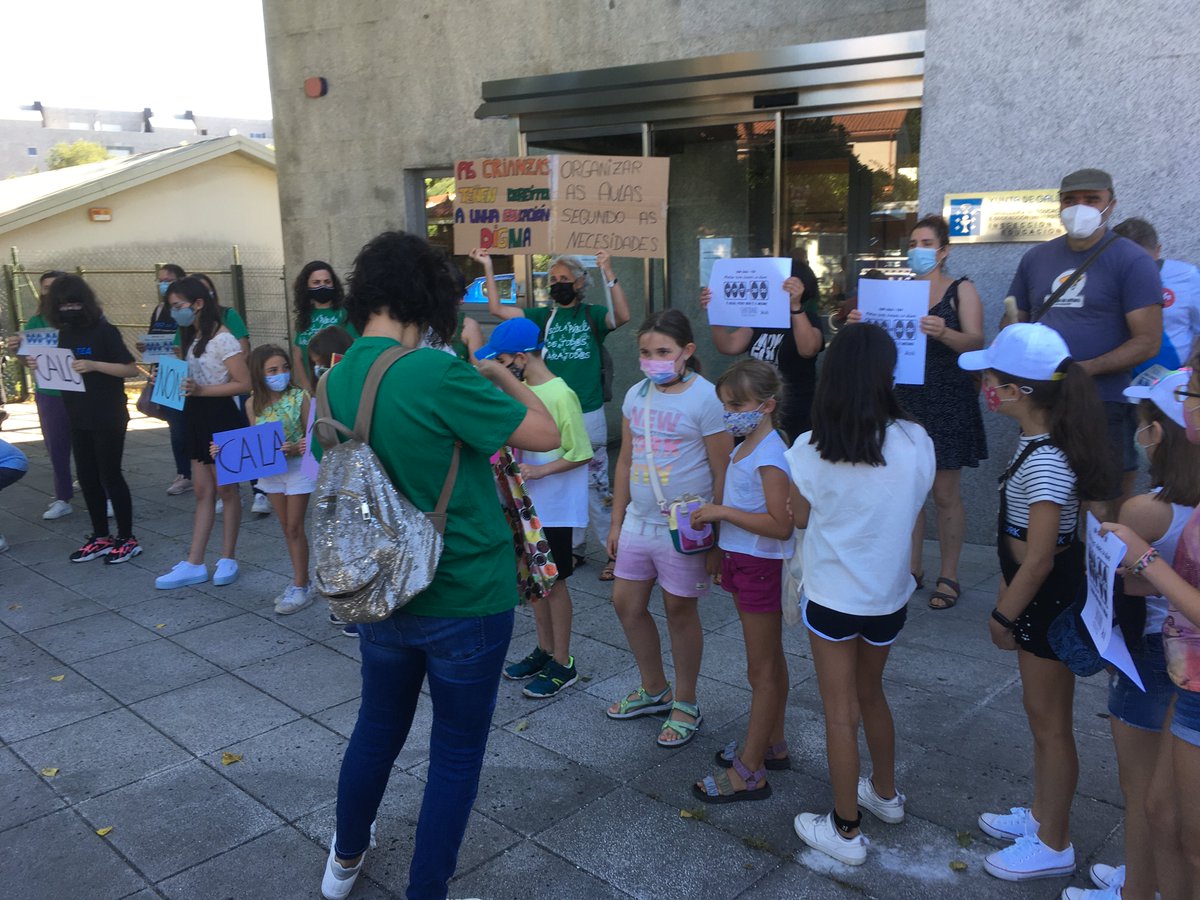 BNGTeo's tweet photo. Sabedes quen non estaba nesta concentración a prol da educación pública e contra os recortes? Exacto. O Partido que recorta e desfai os servizos públicos. #OColedeCaloNonCala https://t.co/NU3zy6HNhN