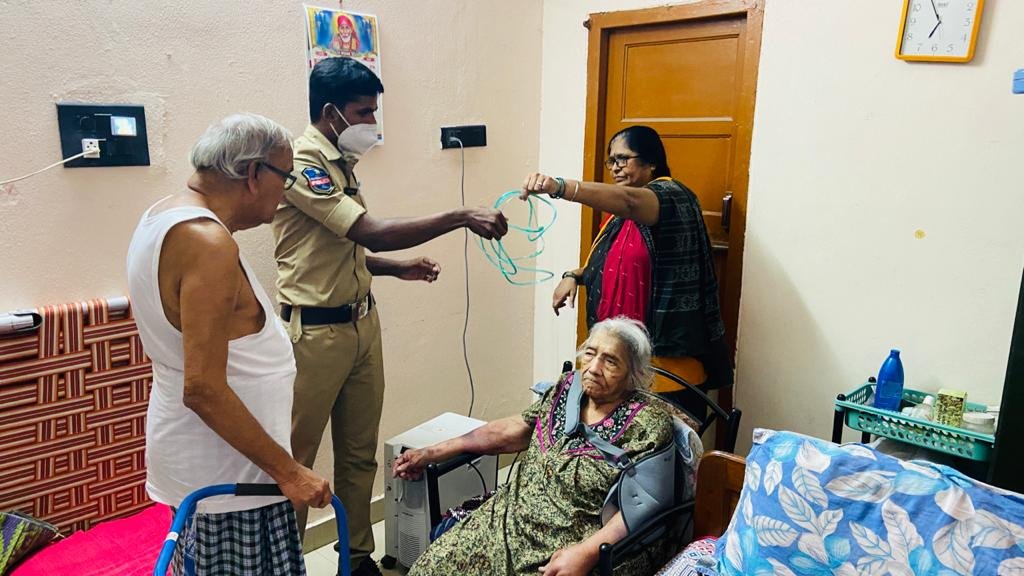 @yamakinkarudu @smitapop Humbled Thanks to @cyberabadpolice & @cpcybd For arranging the Oxy Concentrator to the Patient on Emergency Basis. Special Mention to @OxycareCyb For Delivering the #OxyConcentrator to the Patient Location