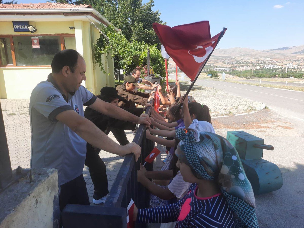 kirsehirashm's tweet photo. Müdürlüğümüze bağlı Fatma Bacı Çocuk Evleri Sitesi Müdürlüğümüzde bakım altında bulunan çocuklarımız, 15 Temmuz darbe girişiminde halkımızın darbeci hainler karşısındaki destansı mücadesini konu alan tiyatro çalışmasını yapmış, o... 

https://t.co/ZrXqCjWEch https://t.co/JWwCyBamqP