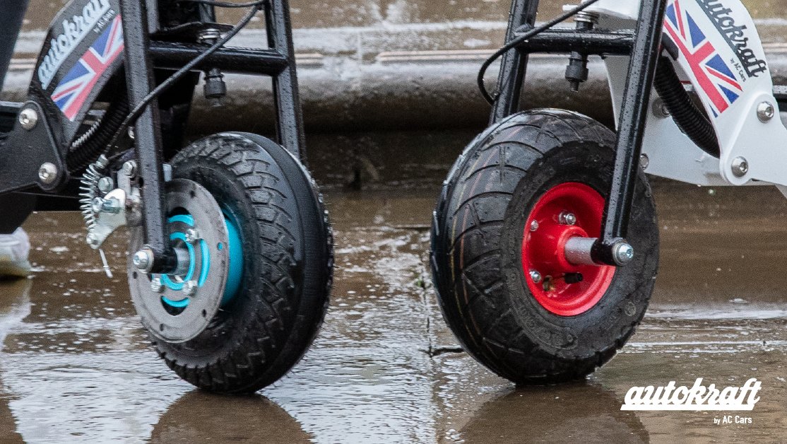 AutokraftbyAC's tweet photo. Safety first! The #AutokraftbyAC #escooter has built-in safety features such as #antislip deck, powerful disc brakes &amp; durable All Terrain tyres ideal for urban &amp; rural travelling.🛴➡️https://t.co/FgSmf8ZSIU #Autokraft #AC #scooter #urbanmobility #goelectric #electricscooters https://t.co/dzNDouX7VN