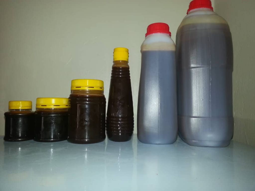 GloriaHindu's tweet photo. Incase you need Honey, @MathewMugenyi
Got you covered... Here are the prices

 250gms @6k
500gms @11k
1litre  @25k
5 litre @110k
Jerrycan 340k
0759100613/0778860860
#thehoneyguy https://t.co/3rBiY47WmN