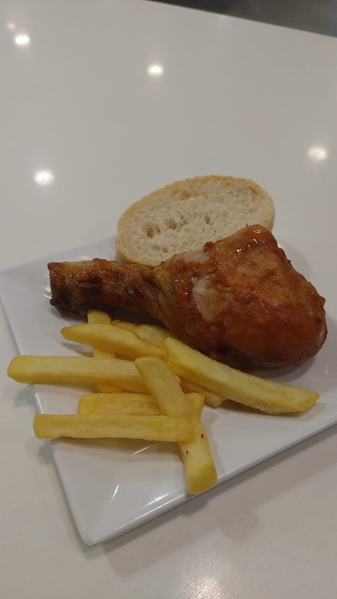 Cerveza fresquita + alita de pollo a la barbacoa! Ven a #ElGamberodelPaseo