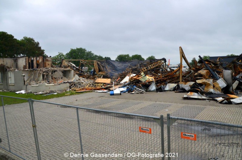 Een trieste aanblik bij het uitgebrande bedrijfspand Vihamij aan de Cereslaan in #Veendam ???? Brandweer blust na bij uitgebrand bedrijfspand Vihamij aan de Cereslaan in Veendam #brand #Brandweer  Hele artikel via de link..????????