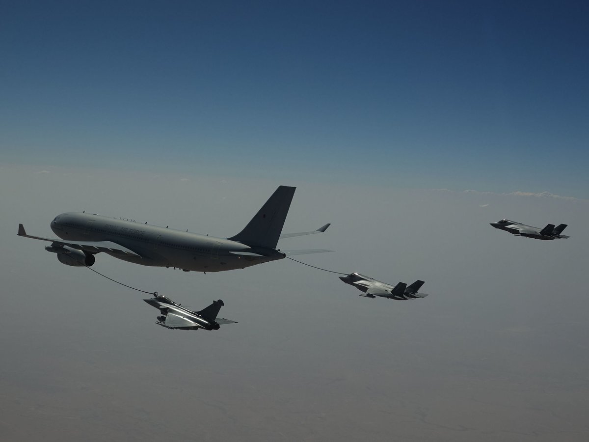 Armee_de_lair's tweet photo. #Coopération Fin juin, les Rafale 🇫🇷 ont réalisé, en opération au Levant, une mission conjointe avec les F-35 🇬🇧 de la @RoyalAirForce déployés sur le porte-avions Queen Elisabeth pour assurer la protection de l’espace au-dessus du nord-est de la Syrie.
➡️ https://t.co/iLTIr5oYHf https://t.co/xoo06mqIif