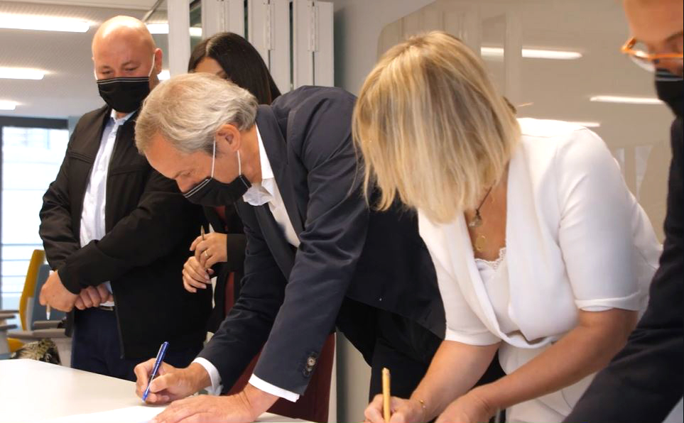 Heureux d'avoir signé avec nos organisations syndicales CAT, CFDT, CFE-CGC et UNSA un accord "#RECONNAISSANCE MUTUELLE" visant à mieux valoriser la contribution de chaque salarié au projet collectif. Une nouvelle étape pour le #management par la #confiance à la <a href="/MAIF/">MAIF</a> !