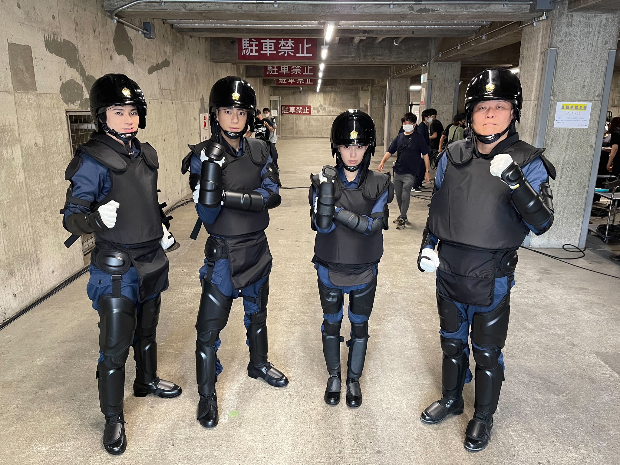 ハコヅメ たたかう 交番女子 ドラマ公式 ハコヅメ オフショ 第2話に登場した 警察学校時代の回想シーン 藤先輩 源先輩に可愛がられる 山田の姿も見どころでした 戦隊レンジャーのような姿で 記念に