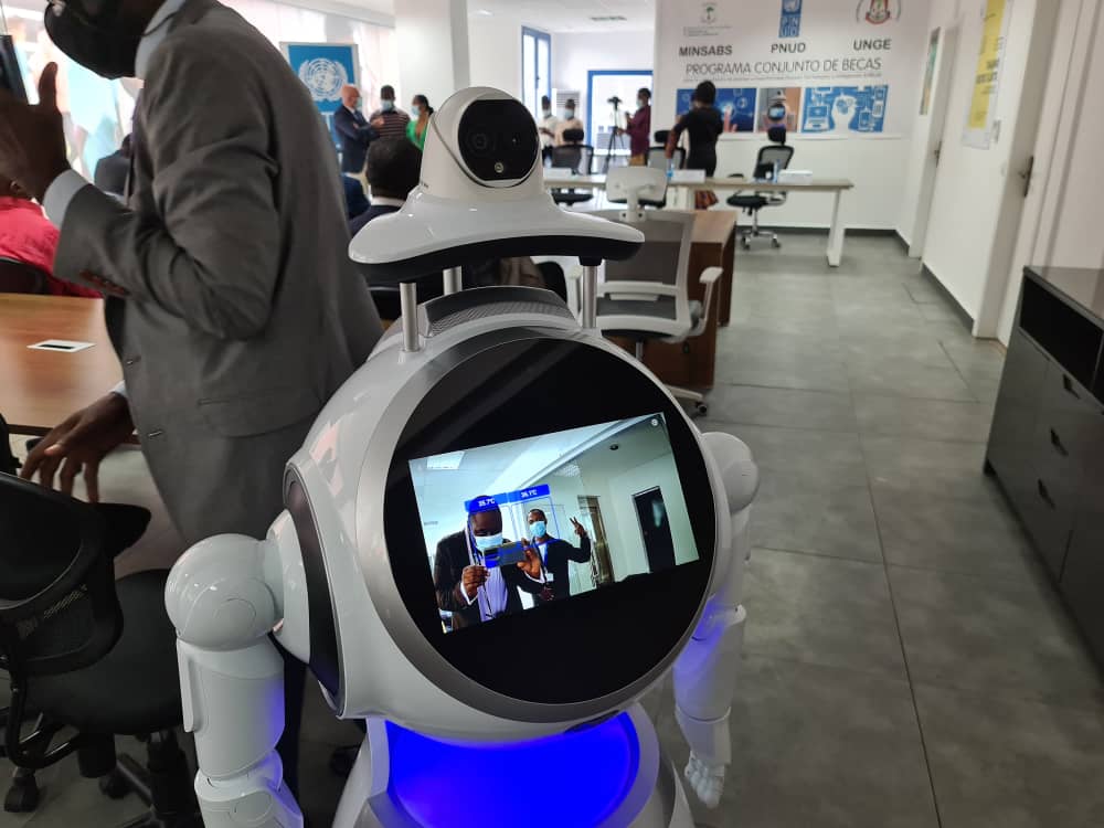 UNDP_EG's tweet photo. Acuerdo entre las partes, @OnlineUnge, @GuineaSalud y @UNDP_EG PROGRAMA Conjunto de Becas, capacitación jóvenes universitarios en #NuevasTecnologías e #InteligenciaArtificial #GUINEAECUATORIAL @DeMalabo @ElsieChounoune @UNDPAfrica @GuineaSalud @zorabots @TDQB https://t.co/1hFNupdbWL