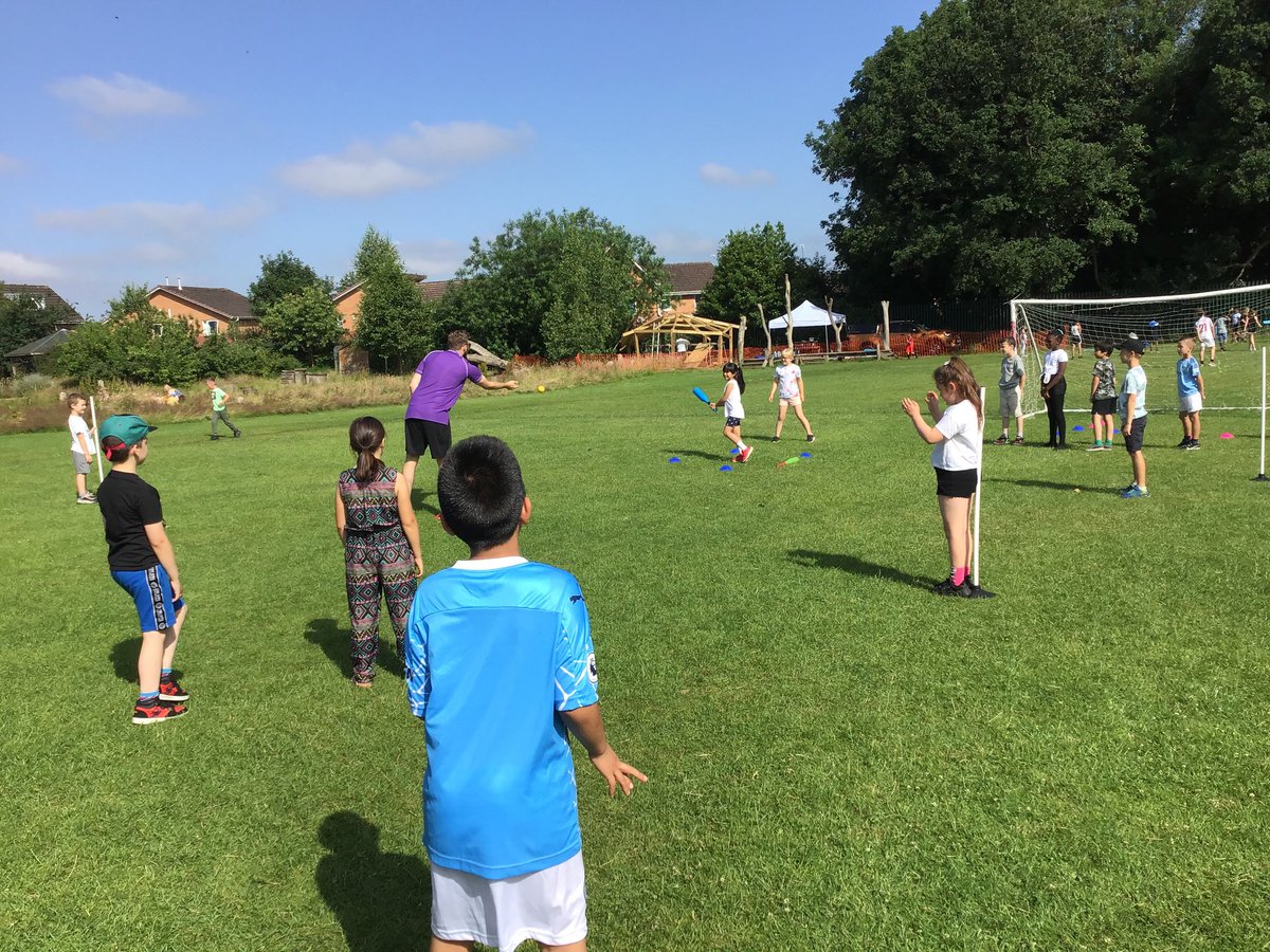 BroomwoodSchool's tweet photo. 3SW enjoying a game of rounders this morning! #PEweek https://t.co/9xqQiyHAh8