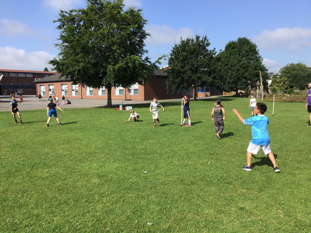 BroomwoodSchool's tweet photo. 3SW enjoying a game of rounders this morning! #PEweek https://t.co/9xqQiyHAh8