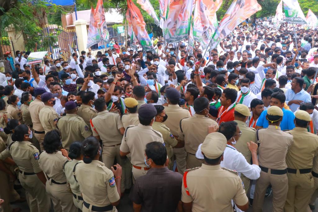 AnjanKumarMP's tweet photo. We will continue to raise our voice for people's rights against the state &amp; centre's autocratic rule , protested against continuous rise in fuel prices, @revanth_anumula Ji addressed huge crowd before getting arrested on the way to Raj Bhavan today. @manickamtagore @NsBoseraju https://t.co/WFEsbxcnEg