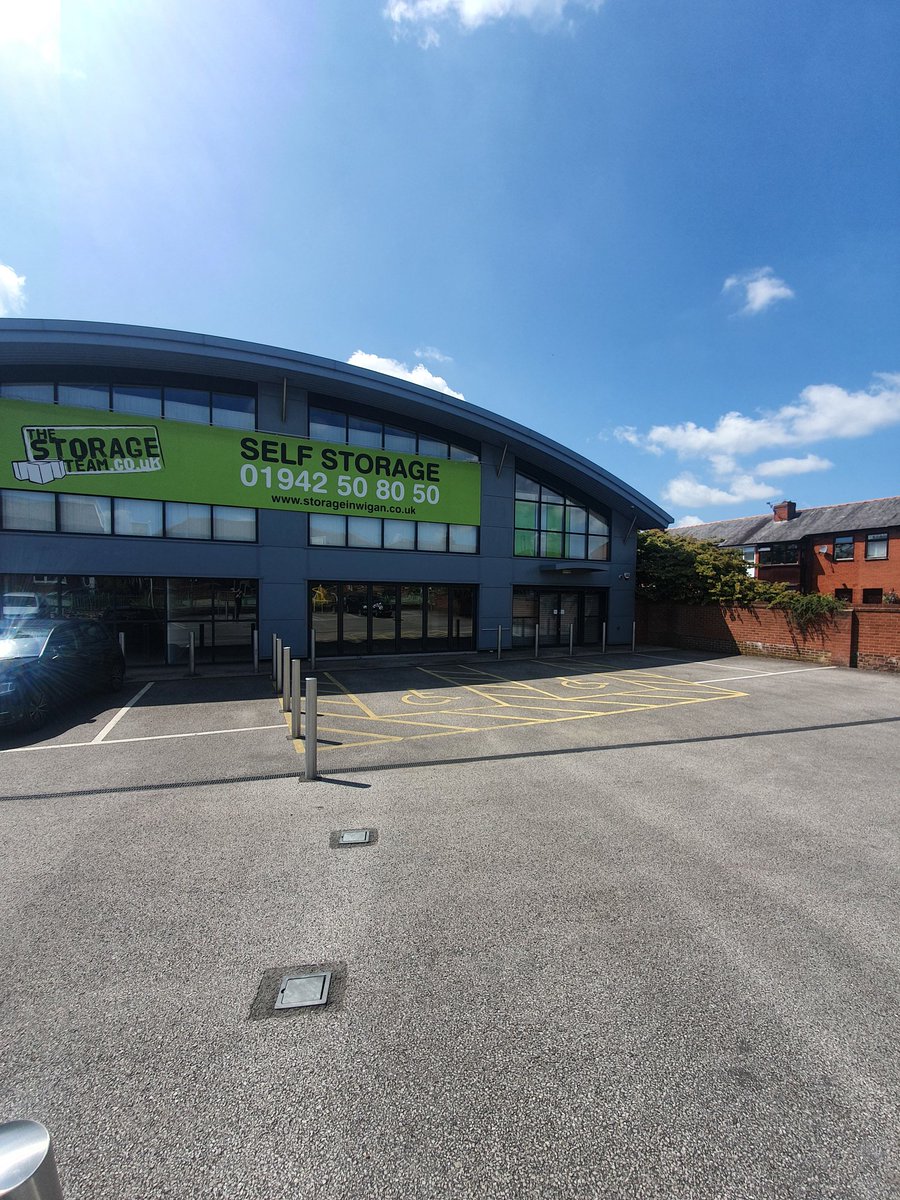 Not a bad day to be finding some outdoor tasks to do! 😅☀️☀️☀️ 

#thestorageteam #herecomesthesun #costadelwigan