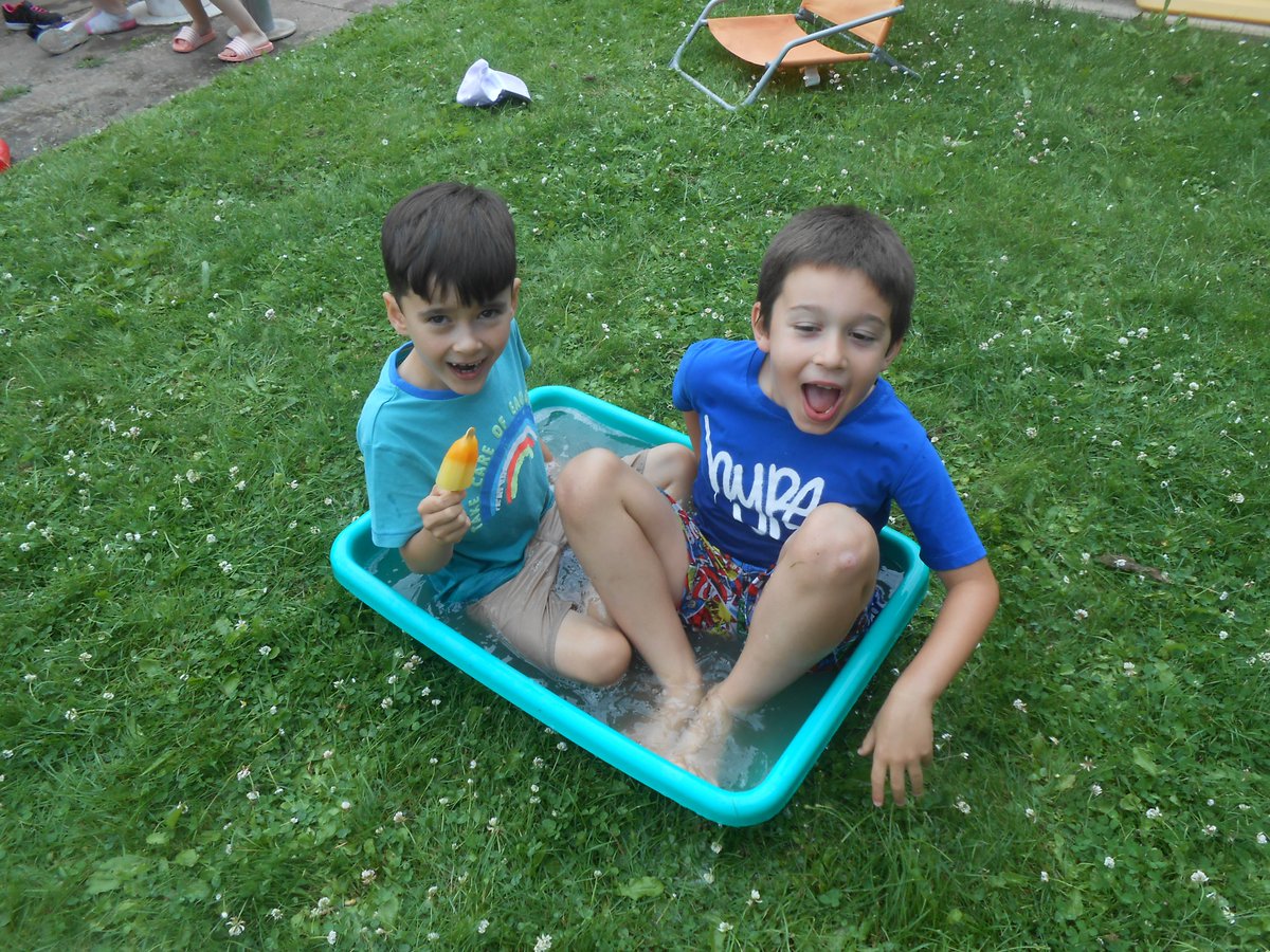 rajce children Tigers had a fabulous time yesterday  afternoon at their end of topic WOW Beach Party. Luckily, it wasn't too hot  and fun was had by all. Some