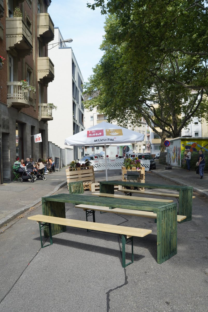 Das UrbanLab in #Mannheim ist in vollem Gange: #Klimaresilienz, #Nachhaltigkeit #gutesLeben zum Anfassen, Draufsitzen, Mitmachen. Kommt vorbei und gebt Feedback. Live am Clignetplatz oder per Audiowalk bit.ly/3ADEacf <a href="/mannheim_de/">Mannheim</a> <a href="/UTC_Mannheim/">Urban Thinkers Mannheim</a> <a href="/soef_BMBF/">Nachhaltigkeitsforschung gestalten</a> <a href="/SynVerZ/">SynVer*Z</a>