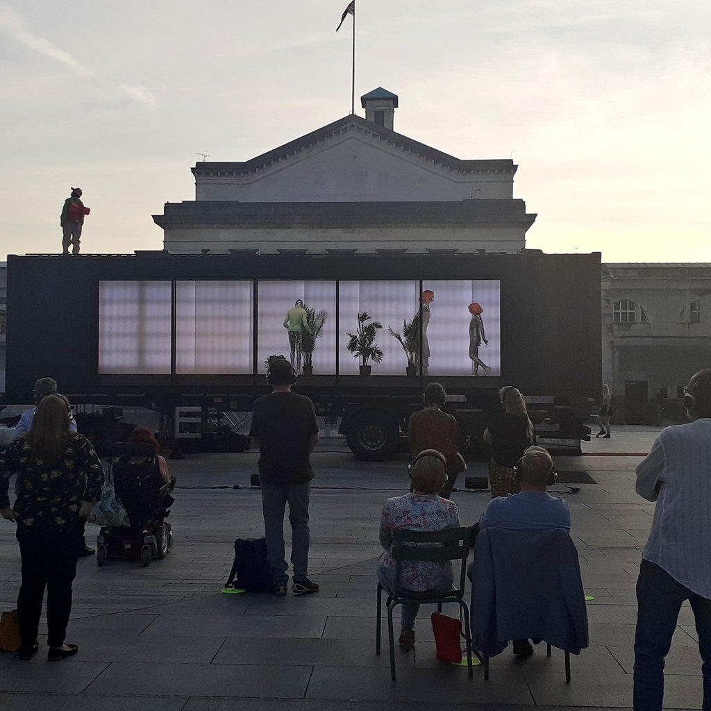 Go see #FutureCargo this weekend! ☀️ Perfect combo of theatre, music, and outdoor entertainment! And our Civic Centre provids a excellent backdrop 👌 last chance to get involved with <a href="/Mayflower400SC/">Mayflower 400 Southampton</a> too! @ThePlaceLondon #Southampton  wegottickets.com/f/12567 🎟