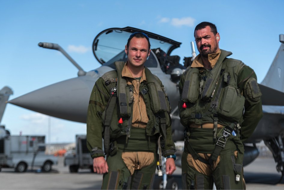 Armee_de_lair's tweet photo. #ArméesJeunesse Fin juin, une quinzaine d'équipiers de l'Escadrille air jeunesse et leur référant ont bénéficié d’un échange privilégié avec deux capitaines de la mission HEIFARA WAKEA 2021.
➡️ https://t.co/oNqYIx5iTi https://t.co/aKqGpkWqra