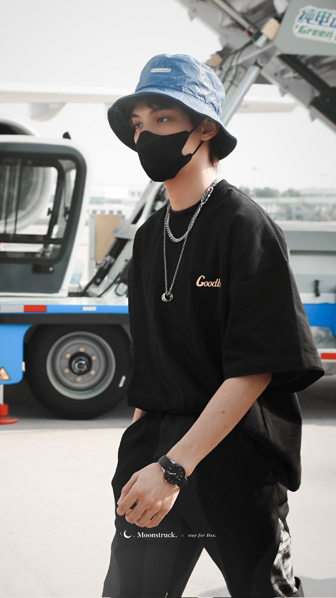 DXX_Thailand's tweet photo. 210716 🛫 SHA  to PEK 🛬

มาช้าแต่มาน้าาา(1/2)

© MOONSTRUCK•段星星 
#DuanXingxing #X #ต้วนซิงซิง #段星星 #YouthWithYou3 https://t.co/i1Ga1acj7h