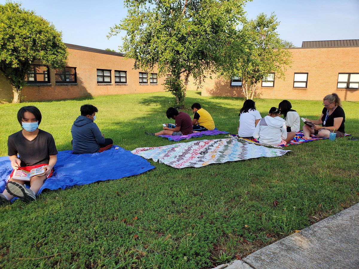 Some of our summer learning students taking advantage of this morning’s beautiful weather to read al fresco! <a href="/HolmesMS_FCPS/">Holmes MS-FCPS</a>