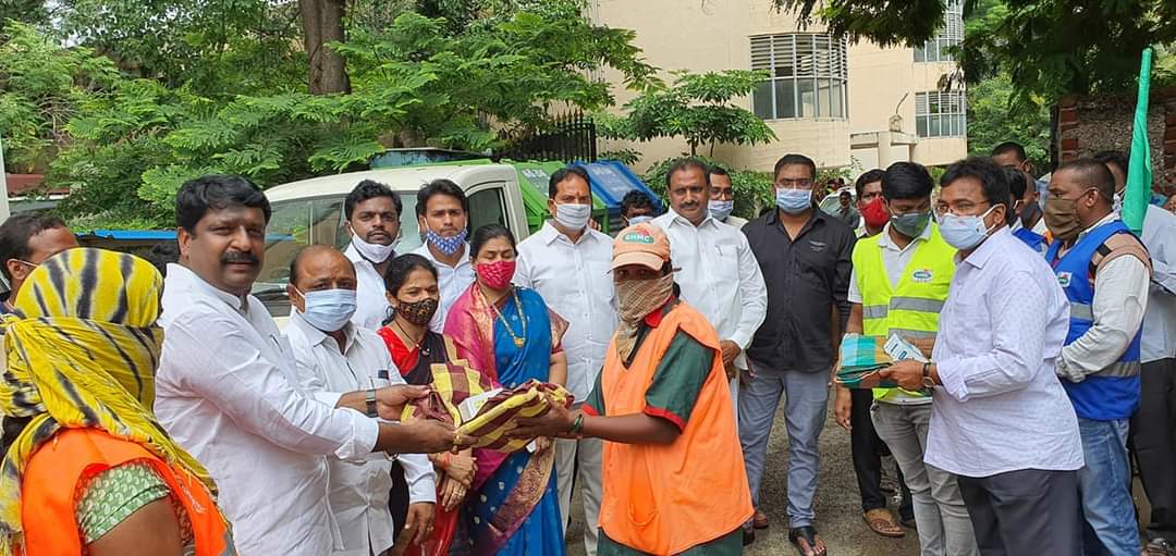 GandhiArekapudi's tweet photo. Inagurated Ghmc Swachh Autos and Distributed Blankets and LED lights to Sanitation Workers' under Chandanagar Circle office. Along with DC Shri.Sudhamsh garu and our Corporator's Smt.Pujitha garu, Smt.@ManjulaRaghuna3 garu &amp; Shri.@Sreeuppala5999 garu, Shri @jagadishvcorp garu. https://t.co/BHuT3WNZpm