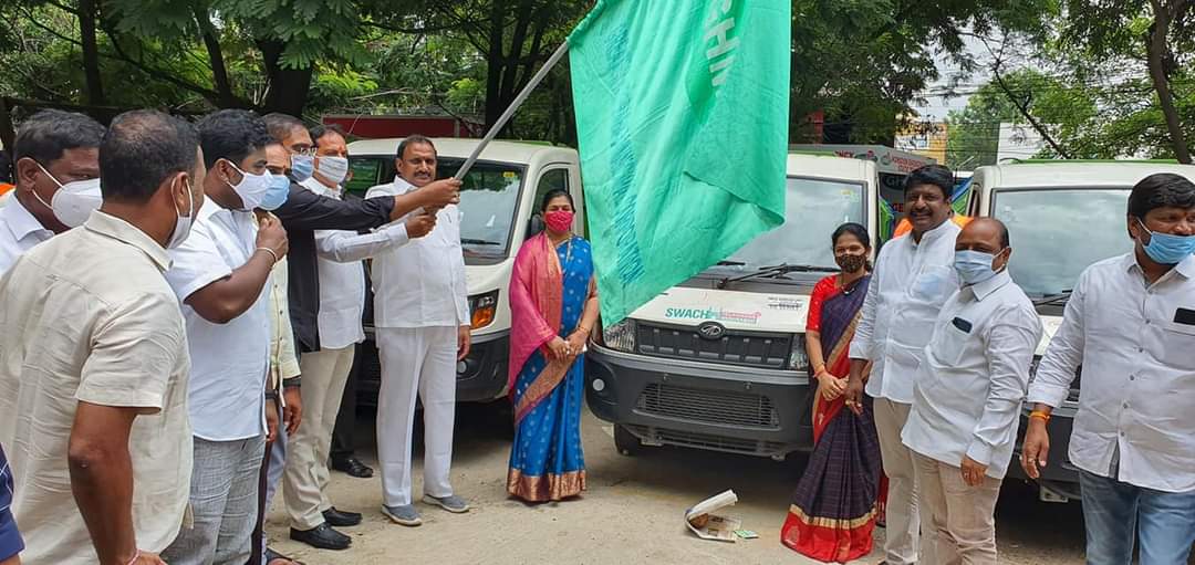 GandhiArekapudi's tweet photo. Inagurated Ghmc Swachh Autos and Distributed Blankets and LED lights to Sanitation Workers' under Chandanagar Circle office. Along with DC Shri.Sudhamsh garu and our Corporator's Smt.Pujitha garu, Smt.@ManjulaRaghuna3 garu &amp; Shri.@Sreeuppala5999 garu, Shri @jagadishvcorp garu. https://t.co/BHuT3WNZpm