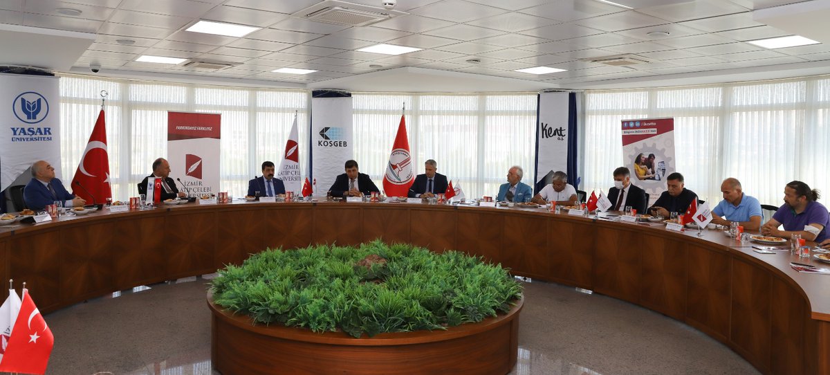 İKÇÜ, Yaşar Üniversitesi ve Karşıyaka Belediyesi ortaklığıyla kurulan Kuzey İzmir TEKMER'in ilk yönetim kurulu toplantısı Rektör <a href="/saffetkose/">Saffet KÖSE</a>  ev sahipliğinde 
<a href="/Kosgeb/">KOSGEB</a>  İl Müdürü Levent Arslan'ın katılımıyla yapıldı. 
<a href="/YasarUniv/">Yaşar Üniversitesi</a> @karsiyaka_bel@drcemiltugay
ikcu.edu.tr/Haber/13416/ku…