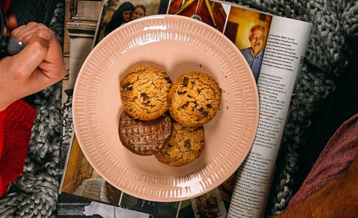 Day or night, it’s always a good time for biscuits, especially our chunky Half Coated Milk Chocolate Cookies. Make sure you stock up your cupboard with your favourite biscuits this weekend - head to our Amazon shop to grab your favourites🍪🤗