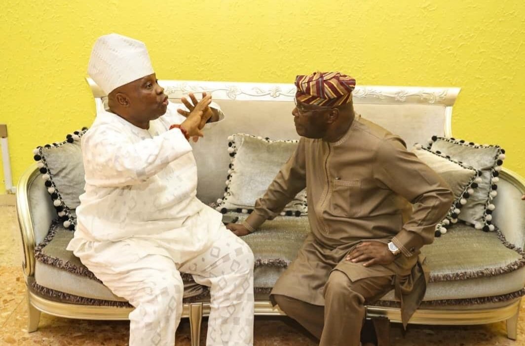 JohnEzeakolam's tweet photo. Oga I swear they don scatter #Obosi, the youths in the Eastern Region no fear Aso Rock oh! They are ready to burn Nigeria down if @MaziNnamdiKanu is not sent back to the United Kingdom😁 https://t.co/9xRmU6l9L9