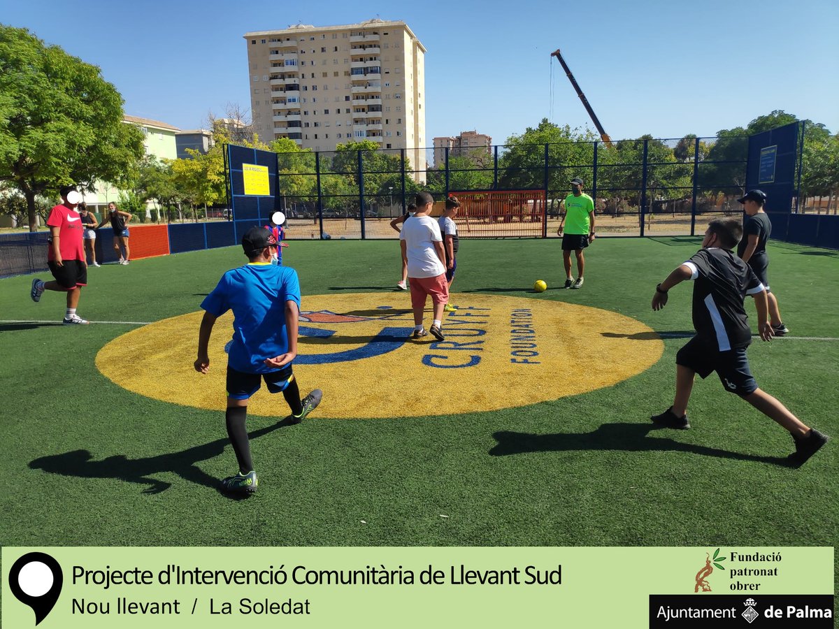 PatronatObrer's tweet photo. "Divendres de futbol" és una activitat comunitària en la que 20 infants i Joves de #LlevantSud gaudeixen d'entrenaments al Camp del #JohanCruyff al  #WiFi.
Amb la dinamització de la pista volem crear un espai de trobada i d'oci saludable al territori.
#Esportsalcarrer #SomLlevant https://t.co/duah7EUnMh