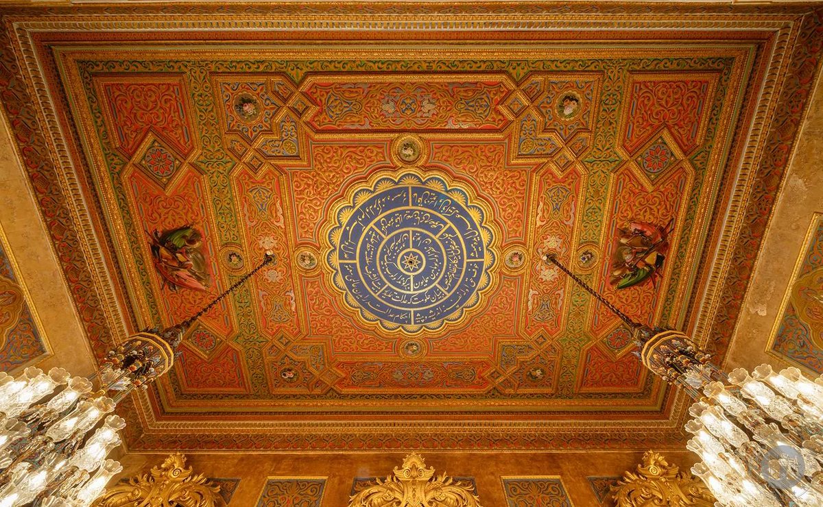 Beylerbeyi Sarayı'nın Mavi Salon’undan tavan detayı
Adaletin öneminden bahsedilen manzumenin sonunda “Ahkâm-ı adalettir eden âlemi mamur \ Adl olmasa olamaz âdem kevnde mesrur 

Dünya adalet hükümleriyle şenlik bulur \ Adalet olmasa insanda huzur mu olur?” yazılı
millisaraylar IG