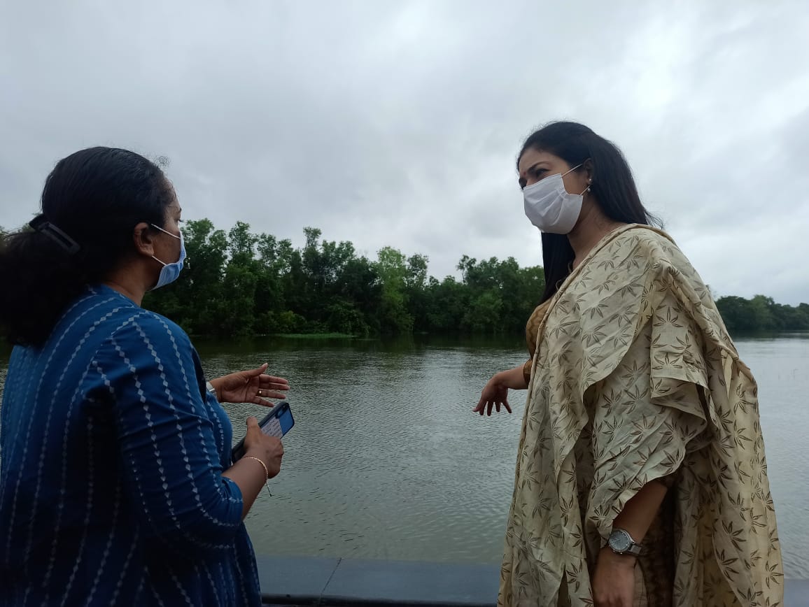 goanewshub's tweet photo. Congress @INCGoa leader @roylacfernandes explained  to @LambaAlka how the Central Govt project and Western Bypass are set to destroy Benaulim’s Farming lands &amp; flood plains. Lamba visited Benaulim on Friday. https://t.co/bAo6DsmSE8