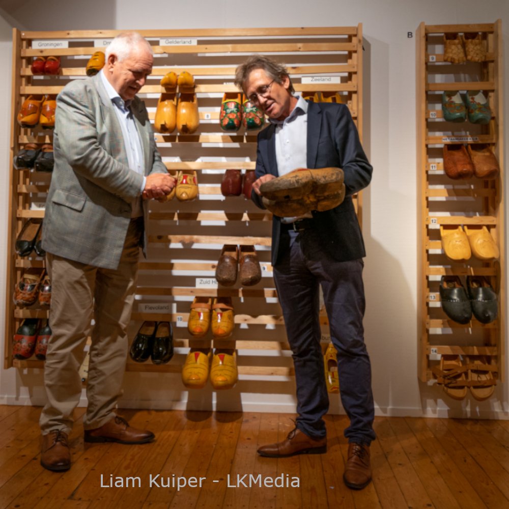 Klompenmuseum's tweet photo. Nieuw in onze #collectie: een veelvuldig gedragen paar #klompen inclusief Drentse aarde en gat in de linker klomp afgelopen zondag door #Nobelprijswinnaar Prof. Dr. #BenFeringa aan ons #museum geschonken. We zijn er erg verguld mee! https://t.co/omvVBIwtbv